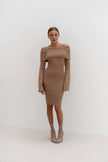 Жіноча сукня міді в'язана з відкритими плечима