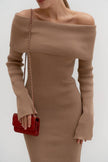 Жіноча сукня міді в'язана з відкритими плечима