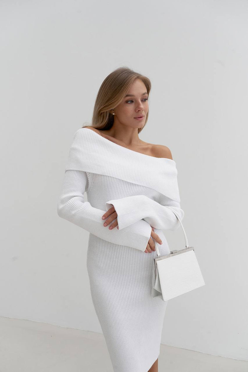 Жіноча сукня міді в'язана з відкритими плечима