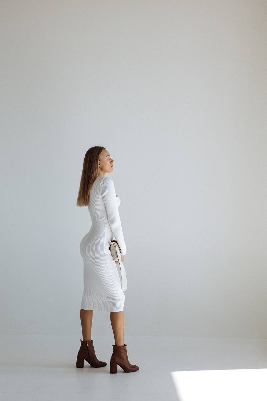 Жіноча в'язана сукня міді з відкритими плечима