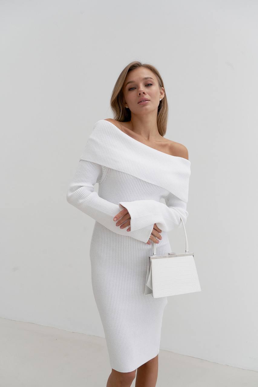 Жіноча сукня міді в'язана з відкритими плечима