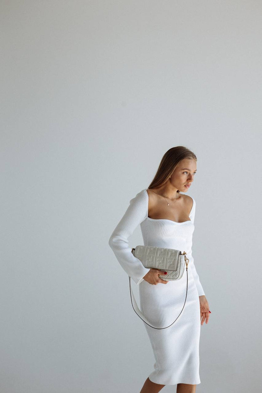 Жіноча в'язана сукня міді з відкритими плечима