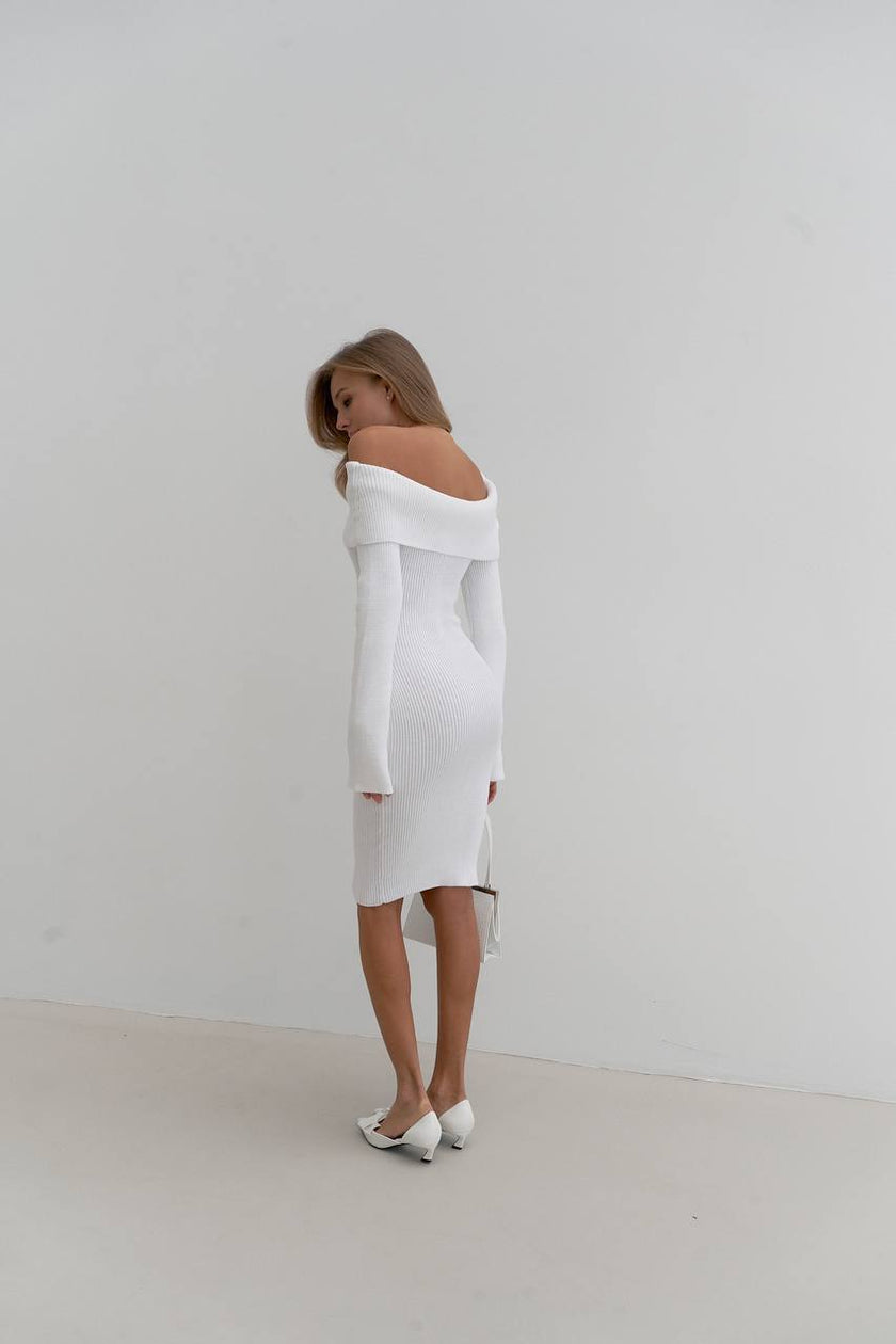 Жіноча сукня міді в'язана з відкритими плечима