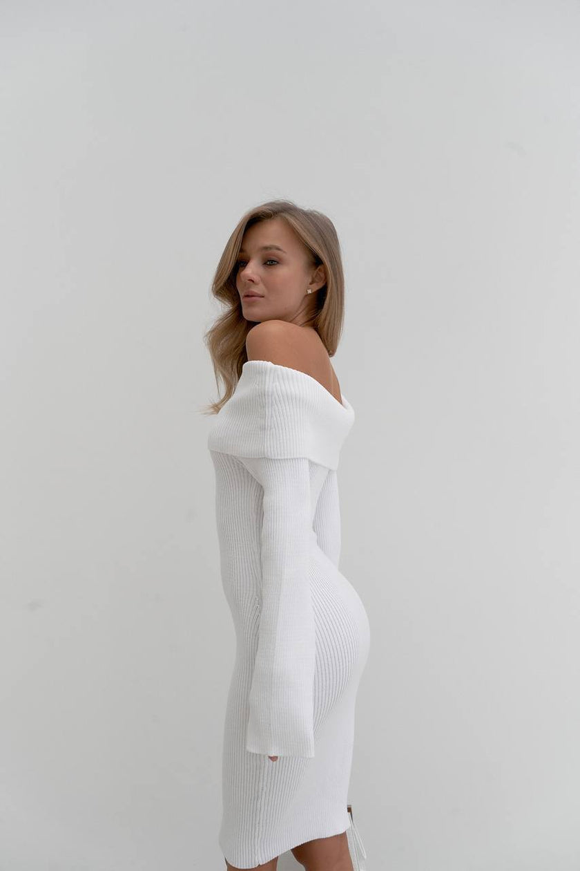 Жіноча сукня міді в'язана з відкритими плечима