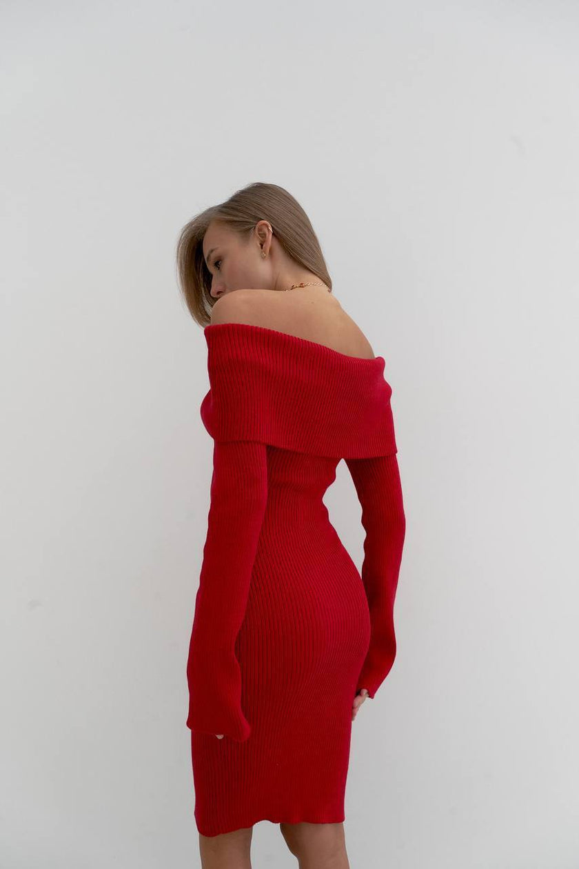 Жіноча сукня міді в'язана з відкритими плечима