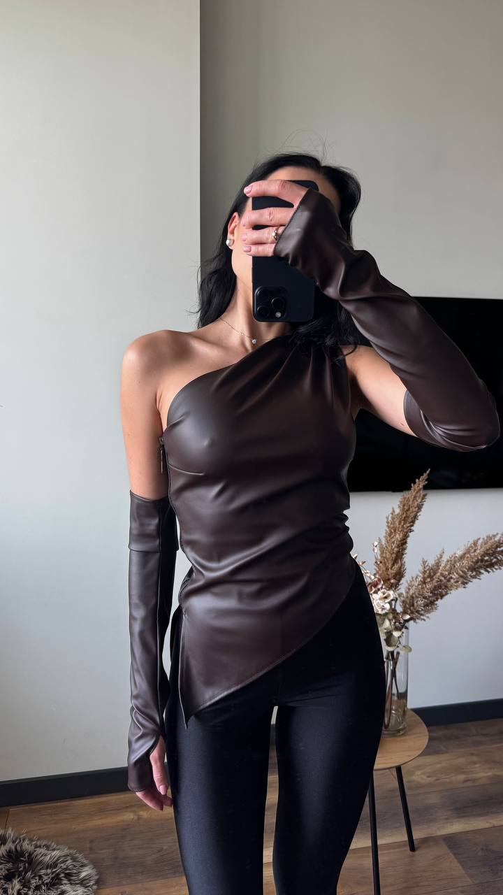 Жіночий топ з екошкіри з рукавами