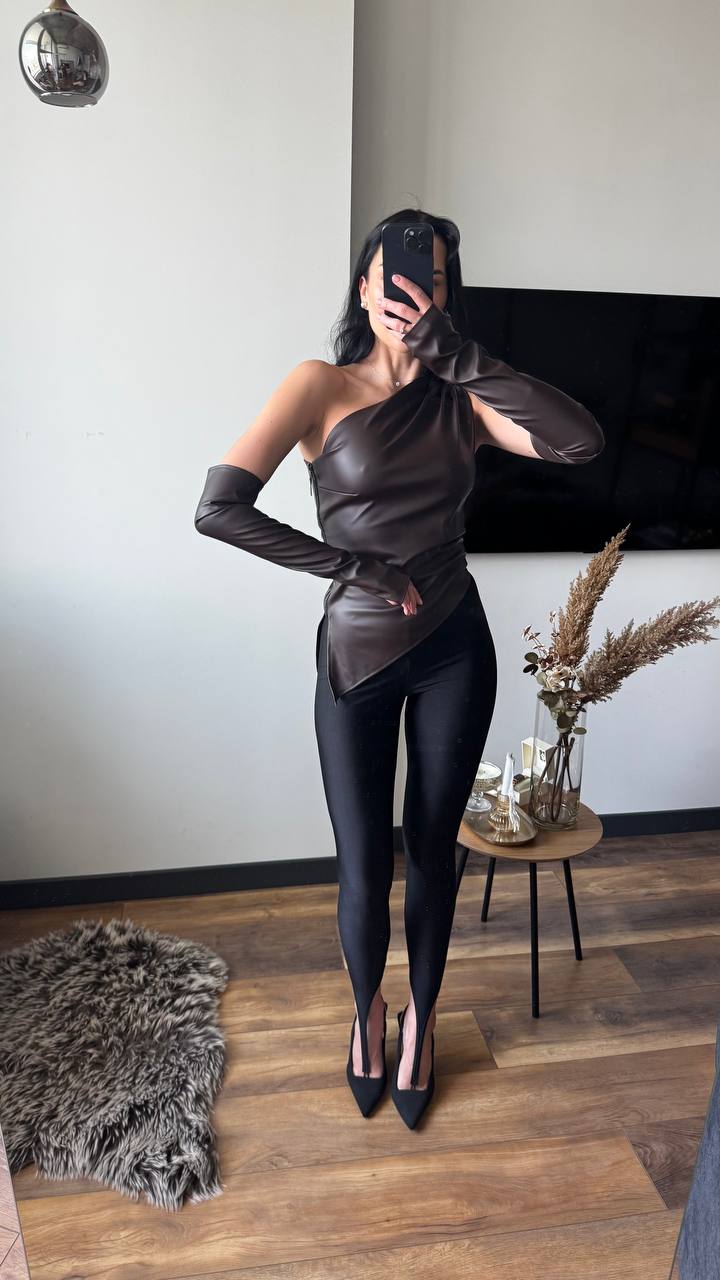 Жіночий топ з екошкіри з рукавами