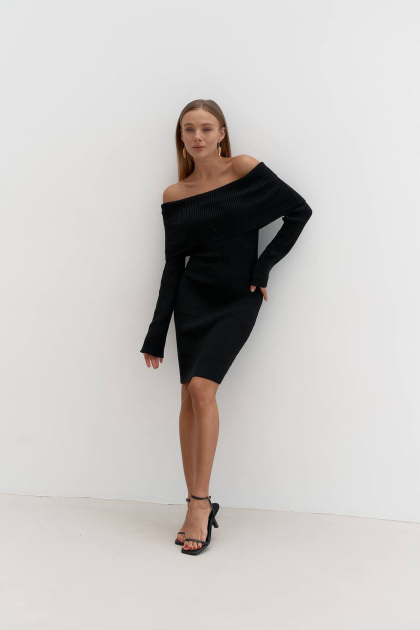Жіноча сукня міді в'язана з відкритими плечима
